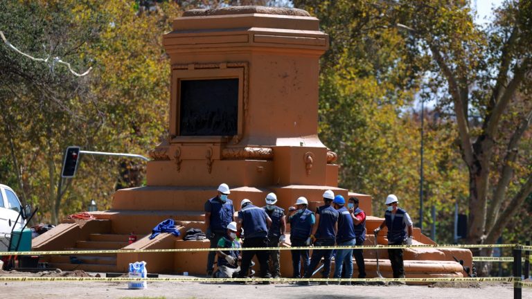 Cercan perímetro de Plaza Baquedano tras retiro del monumento