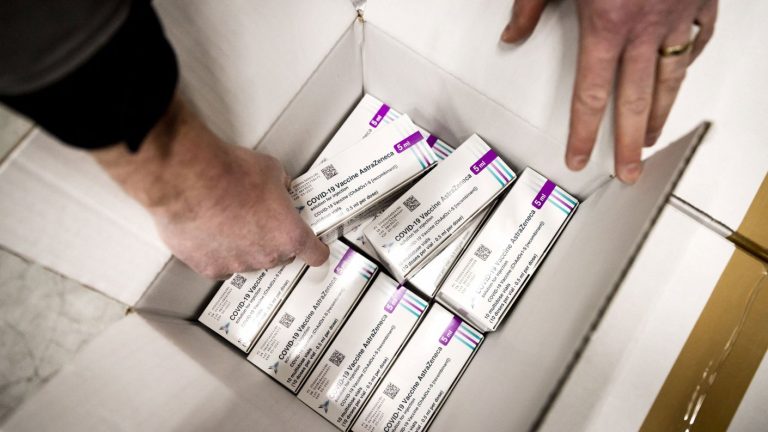 Agencia Europea por AstraZeneca: Los efectos secundarios son superados por los beneficios