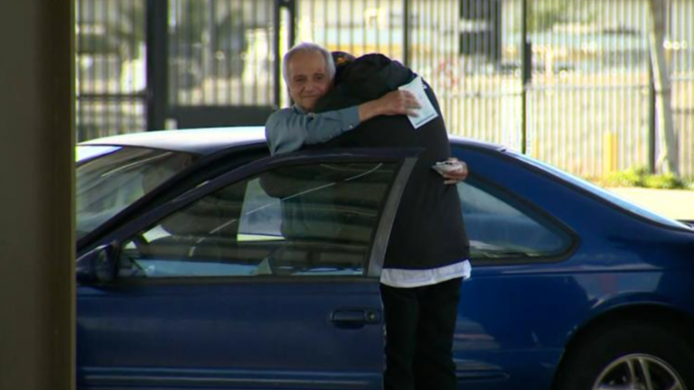 Joven descubrió que su profesor vivía en un auto y lo sorprendió con 27.000 dólares en su cumpleaños