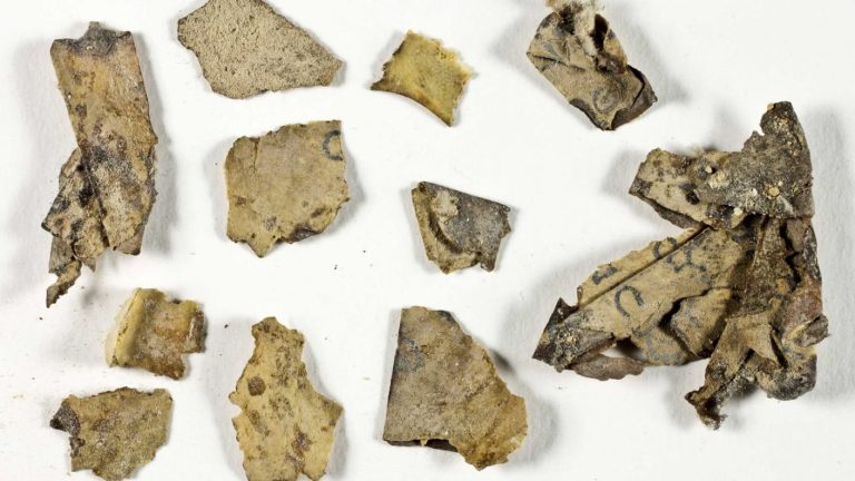 ¡Impresionante hallazgo! Encuentran en una cueva nuevos fragmentos de un antiguo pergamino bíblico