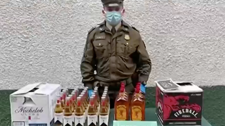 Detienen a 7 personas por gimnasio en funcionamiento: Al interior tenían más de 20 botellas de alcohol