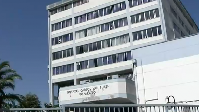 Área debió ser ampliada: Hospital Carlos van Buren informó colapso en su morgue