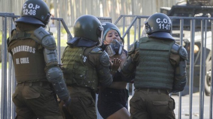 84 detenidos tras manifestaciones del 8M: Uno de ellos por vandalizar el monumento de Baquedano