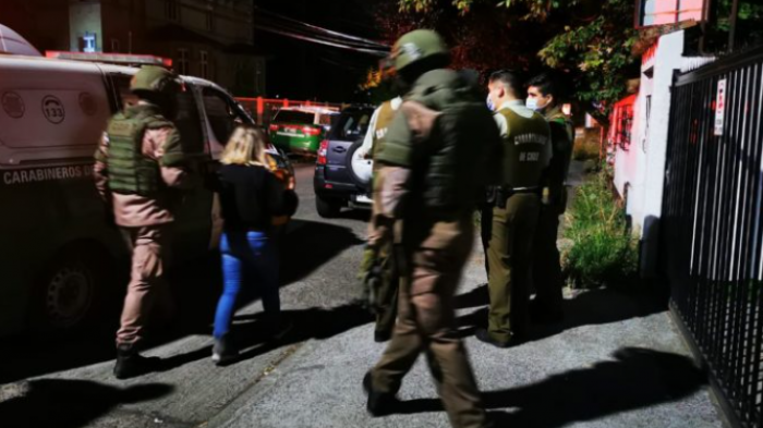 Carabineros heridos tras fiscalización a fiesta clandestina en San Ramón: Detenidos fueron formalizados