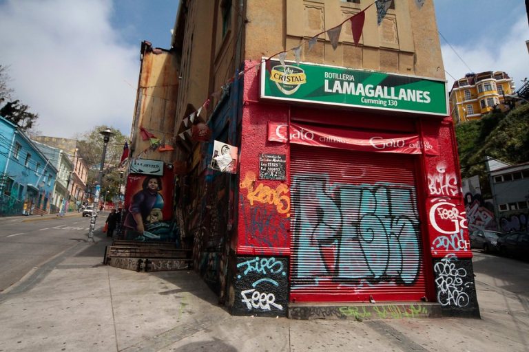 Dueños de botillerías acusan competencia desleal ante nuevas medidas restrictivas