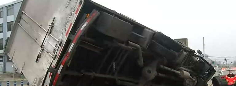 Reportan dos lesionados tras nuevo volcamiento de camión en Valparaíso