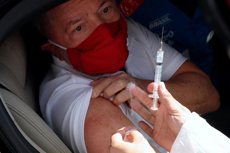 Lula Da Silva recibe su segunda dosis contra el COVID-19 y pide a Bolsonaro que 