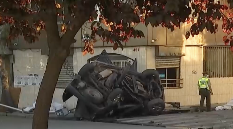 Conductor murió tras trágico accidente: Se estrelló a toda velocidad contra un árbol, un grifo, un poste y un restaurante