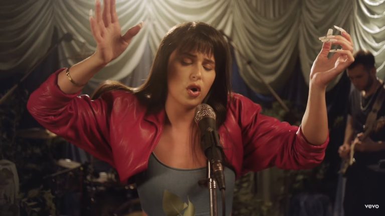 Nathy Peluso tocando 