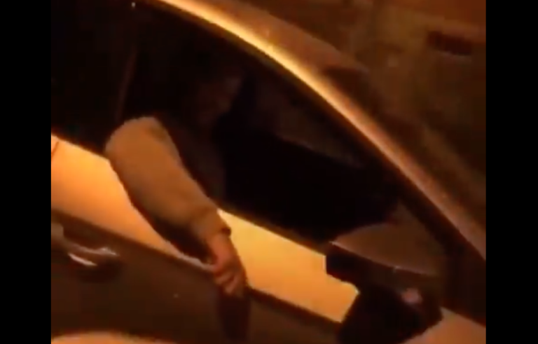 Jóvenes que iban bebiendo y manejando le ofrecieron alcohol a otro auto sin saber que eran policías