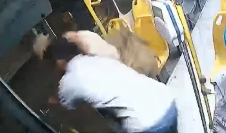 La arriesgada maniobra de conductor que botó del bus a delincuente que lo amenazó con arma de fuego