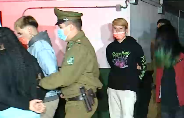 Fiesta clandestina en Cerro Navia deja 20 detenidos