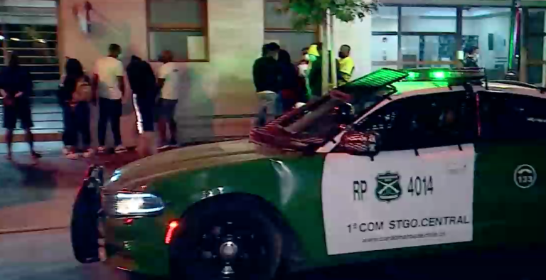 Detienen a 17 personas en fiesta clandestina en Santiago: Incautaron droga y un machete