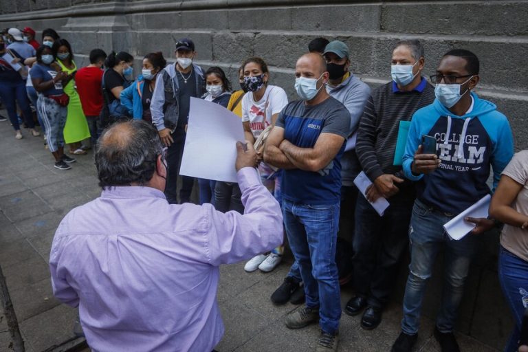 Largas filas en el centro de Santiago para regular situación migratoria tras promulgación de nueva ley