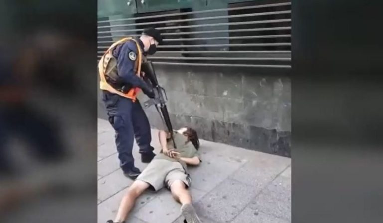 Funcionario de la Armada apuntó con fusil a joven detenido que intentó escapar de fiscalización