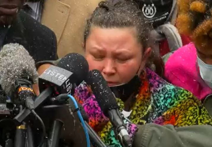 Madre relató el desgarrador último llamado del joven afroamericano muerto por policía