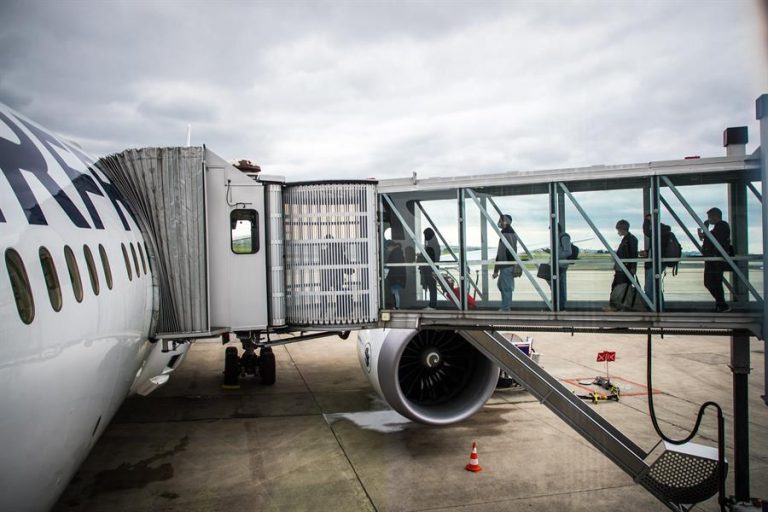 Francia impone cuarentena a viajeros de Chile, Brasil, Argentina y Sudáfrica