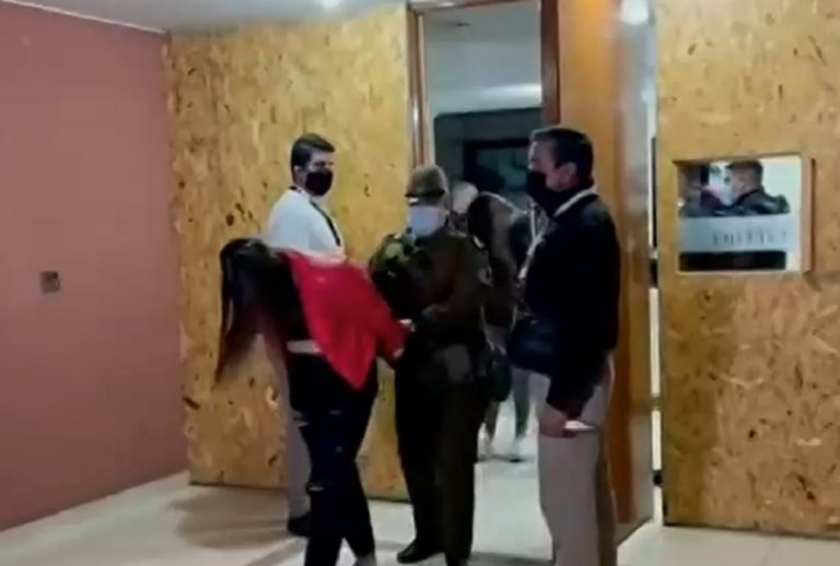 Detienen a 8 personas por nueva fiesta clandestina en Providencia: Se escondieron en un clóset