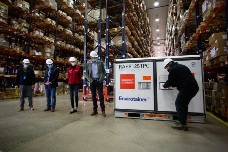 500 mil nuevas dosis de Sinovac llegaron este domingo y el Gobierno espera comprar 4 millones más