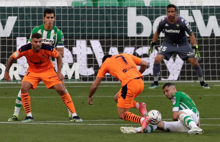 Betis de Pellegrini y Bravo se mantuvo en zona de Europa League tras empatar con Valencia