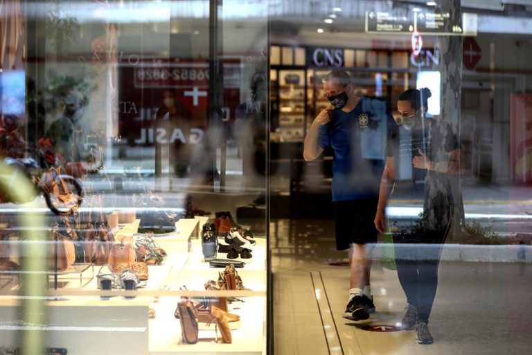 Sao Paulo relaja restricciones pese a repunte de contagios por COVID-19 en Brasil