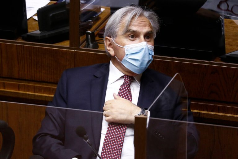 Moreira advierte que decisión de Piñera de ir al TC 