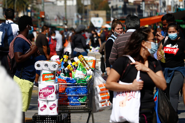 3 de cada 5 chilenos atribuyen alza de contagios COVID-19 a la irresponsabilidad de las personas