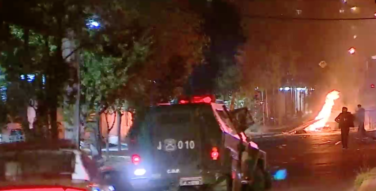 Protestas por tercer retiro: Detienen a 6 personas por ataques a las comisarías de Peñalolén y Ñuñoa