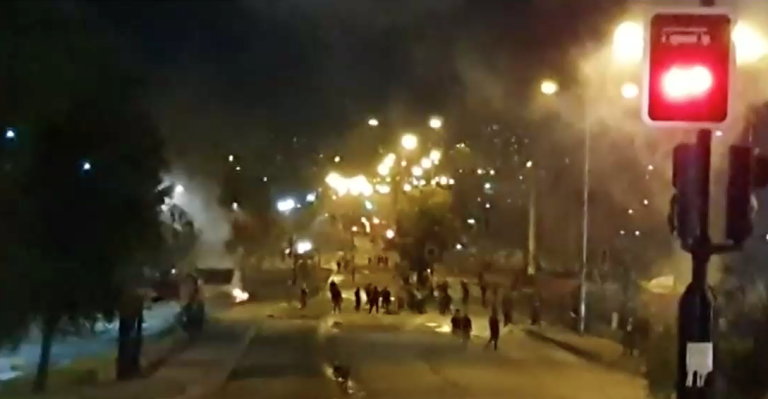 Detienen a 9 personas en segunda noche de barricadas y protestas tras requerimiento en el TC