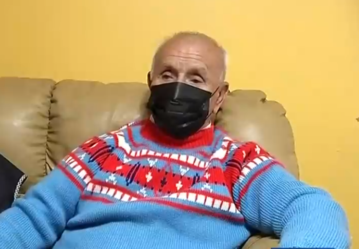 Tiene 81 años y debe trabajar de conserje en un edificio a más de 100 km de su casa: 