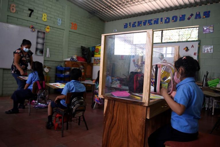 Carpintero fabricó un pupitre cerrado para proteger a su hija del COVID-19 en el regreso a clases