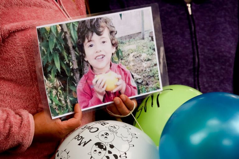 Así fue el emotivo y masivo adiós al pequeño Tomás Bravo
