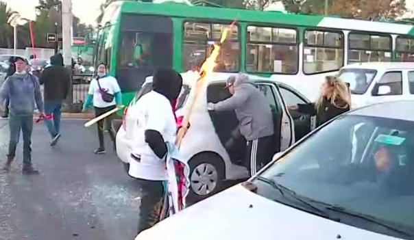 Incidentes entre manifestantes y automovilistas en medio de protesta habitacional en Lo Espejo