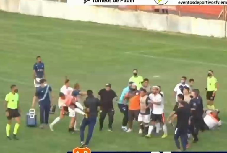Jugadores e hinchas protagonizaron una batalla campal en la cuarta división argentina