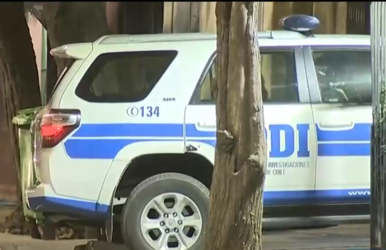 Investigan femicidio de adulta mayor en Santiago Centro: Hombre mató a su pareja y luego se suicidó