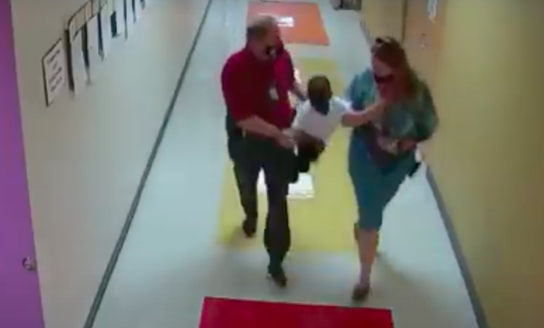 Profesora y decano renuncian tras arrastrar a un menor de 6 años por los pasillos de su escuela