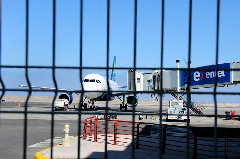 Evacúan parcialmente el aeropuerto de Iquique: Pasajero supo que tenía COVID-19 antes de despegar