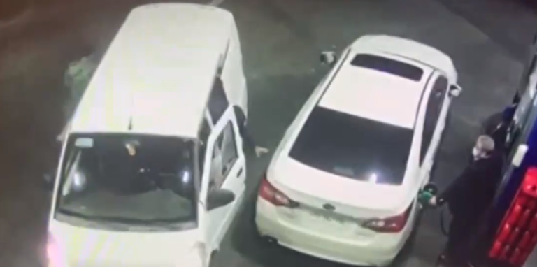 Delincuentes intentaron asaltar a un hombre y él les tiró un chorro de bencina