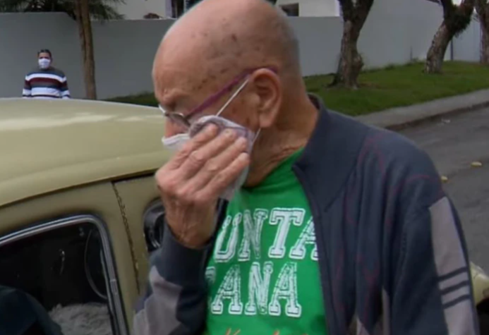 Profesor jubilado vendió su auto por deudas: Ex alumnos lo compraron y se lo devolvieron