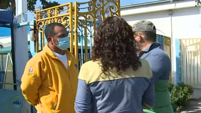 Vecinos de Maipú reclaman falta de vacunas en local cercano a la municipalidad
