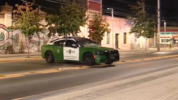 Dos robos a carabineros en menos de una hora: Delincuentes actuaron en Estacion Central y Santiago Centro