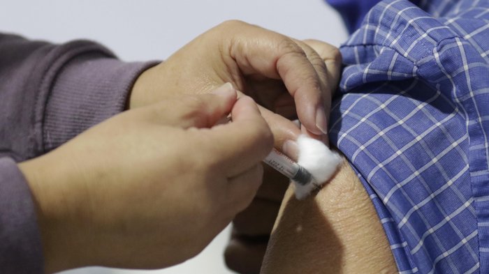 Baja vacunación en segmento etario de 50 años a pesar de las alarmantes cifras de contagio en Chile