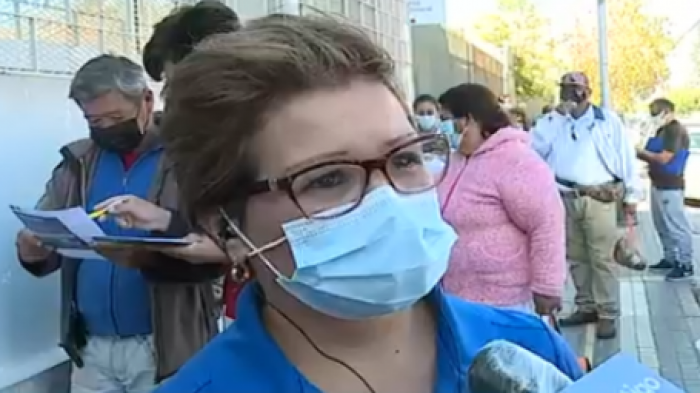 “Es una burla de parte del gobierno”: El enojo de trabajadora por larga fila en Chile Atiende para postular a bonos