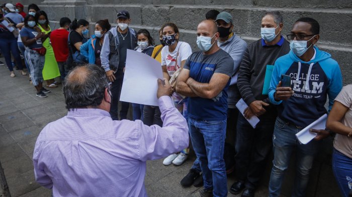 Larga fila de extranjeros por trámites migratorios en Plaza de Armas: Más de 20 detenidos por fiscalización