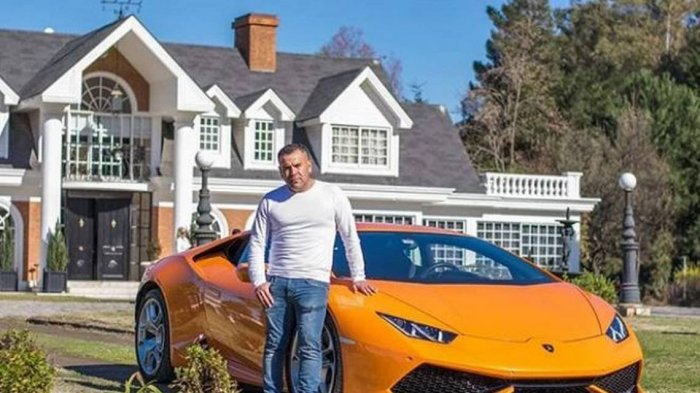 Celebraba su cumpleaños: Productor musical fue detenido por fiesta clandestina en su mansión de Peñalolén