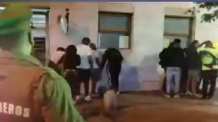 Se incautó droga y armas blancas: 17 colombianos detenidos por fiesta clandestina en Santiago Centro