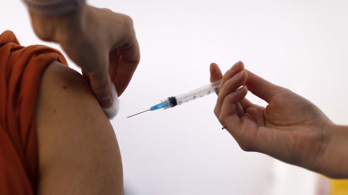 “Hay gente que se deja llevar por noticias en Facebook”: Doctores enviaron mensaje a población que no quiere vacunarse contra el Covid-19