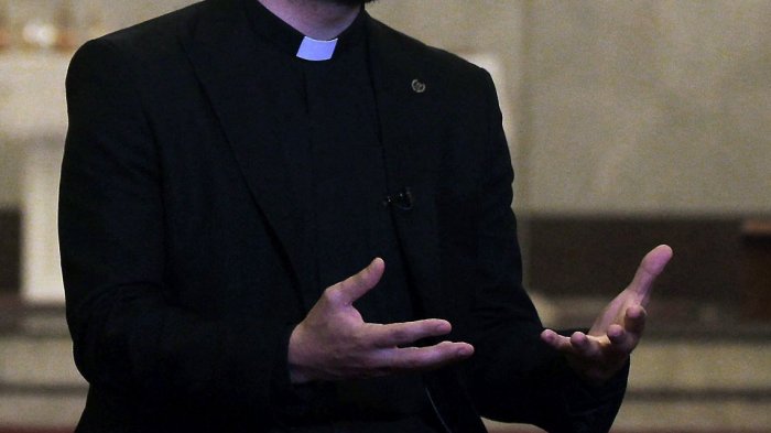 Cura dejó el sacerdocio porque se enamoró: Lo anunció en plena misa