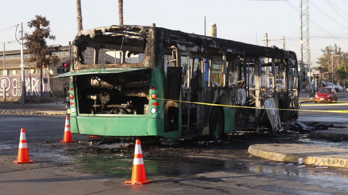 Encapuchados queman bus de Transantiago en Pedro Aguirre Cerda