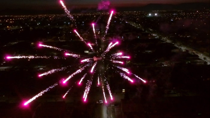Vecinos de distintas comunas del país alertaron por fuegos artificiales: Habrían sido por el aniversario de Colo Colo